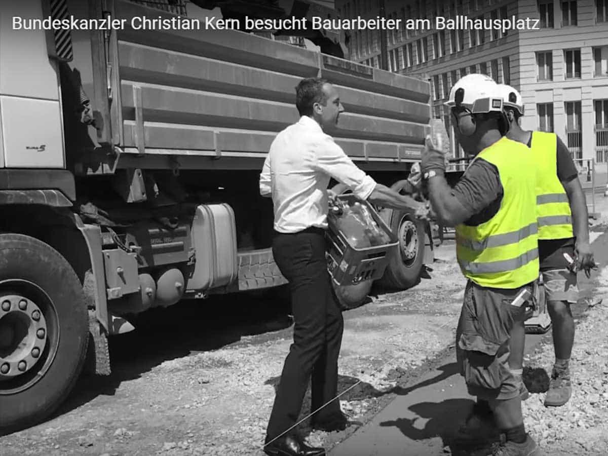 Bundeskanzler Christian Kern besucht Bauerarbeiter am Ballhausplatz - Mauerbau BKA Screenshot