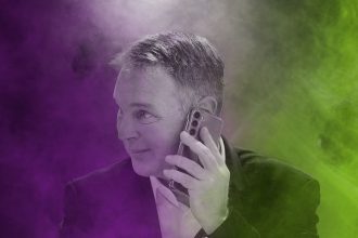 Andreas Babler mit Handy - SEPA Media - Martin Juen