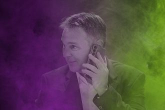 Andreas Babler mit Handy - SEPA Media - Martin Juen - FoB