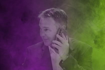 Andreas Babler mit Handy - SEPA Media - Martin Juen - FoB