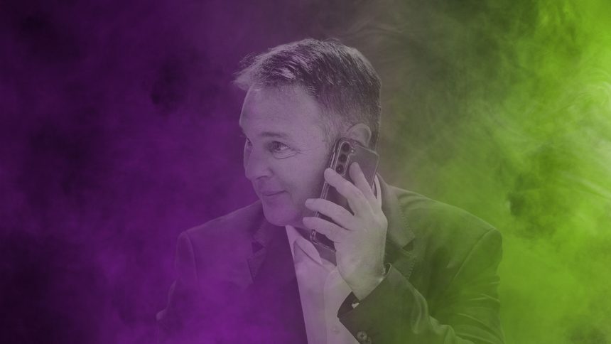 Andreas Babler mit Handy - SEPA Media - Martin Juen - FoB