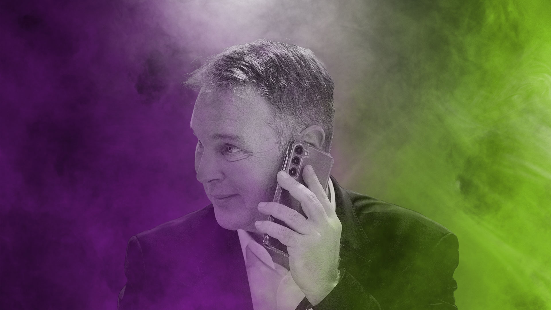 Andreas Babler mit Handy - SEPA Media - Martin Juen