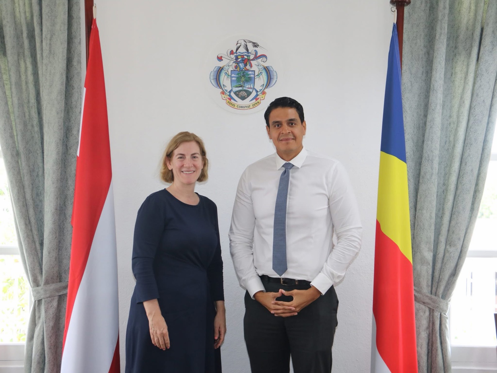 Hannah Liko mit dem Außenamts-Staatssekretär der Seychellen