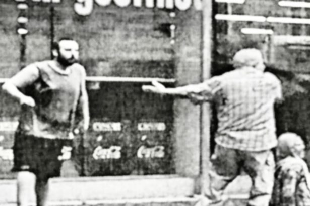 Der Täter von Graz, in seiner rechten Hand das Messer. Foto: BMI