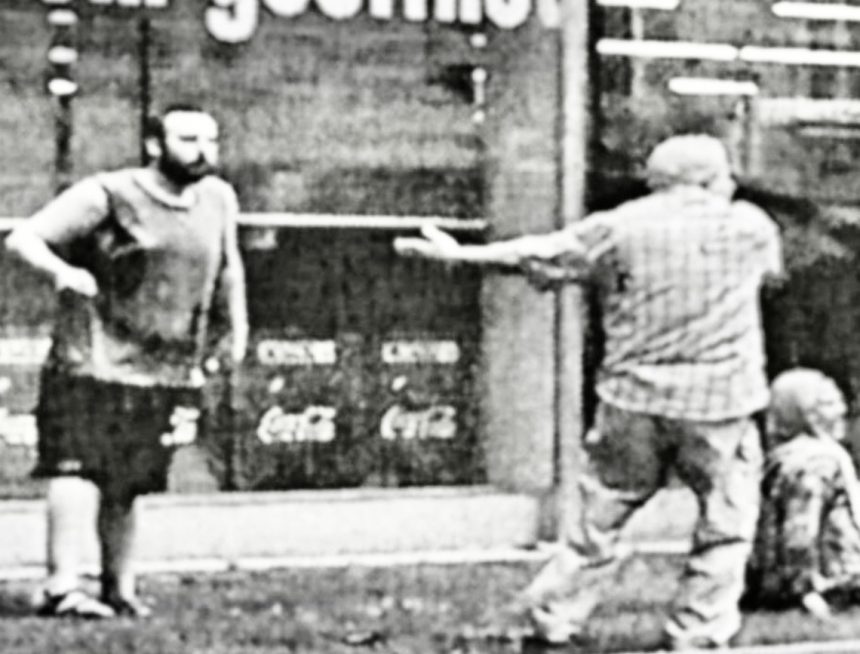 Der Täter von Graz, in seiner rechten Hand das Messer. Foto: BMI