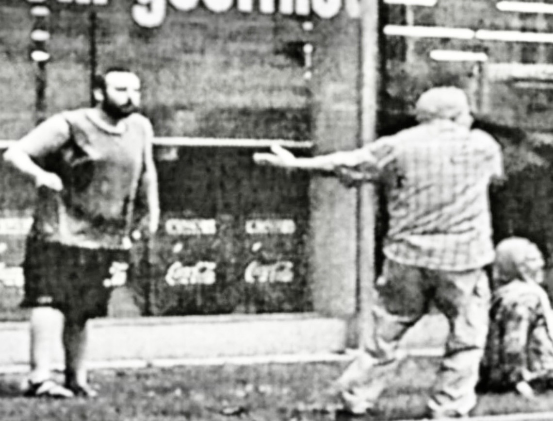 Der Täter von Graz, in seiner rechten Hand das Messer. Foto: BMI